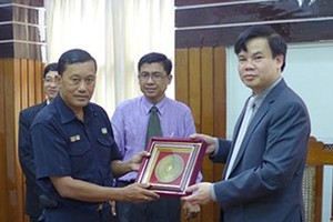 Ông Lê Đình Vinh, Chủ tịch HĐQT KLF nhận quà lưu niệm từ đại diện Ủy ban phát triển TP. Yangon
